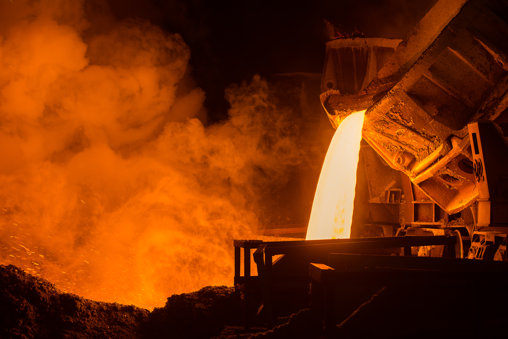 Modernes Stahlwalzwerk mit glühendem Stahl in der Produktion
